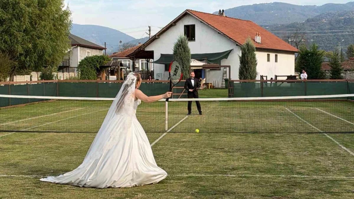 İstanbul’da tenis dersi sırasında tanışan Alp Emre Can ile Hasret Can’ın arkadaşlığı zamanla aşka dönüştü. Evlilikle taç