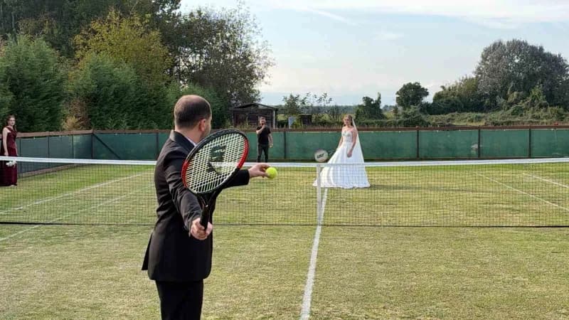 İstanbul’da tenis dersi sırasında tanışan Alp Emre Can ile Hasret Can’ın arkadaşlığı zamanla aşka dönüştü. Evlilikle taç