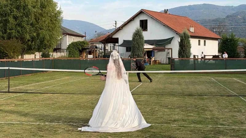 İstanbul’da tenis dersi sırasında tanışan Alp Emre Can ile Hasret Can’ın arkadaşlığı zamanla aşka dönüştü. Evlilikle taç