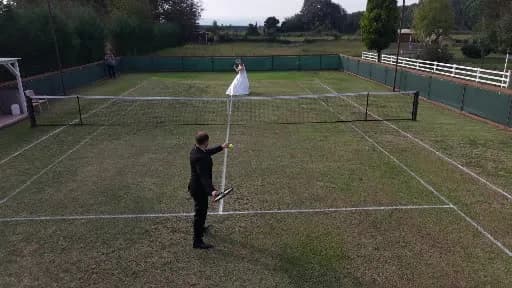 Düzce Bayramcı köyündeki tenis kortunda gelinlik ve damatlıkla tenis oynayan çiftin fotoğrafı