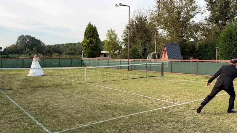İstanbul’da tenis dersi sırasında tanışan Alp Emre Can ile Hasret Can’ın arkadaşlığı zamanla aşka dönüştü. Evlilikle taç