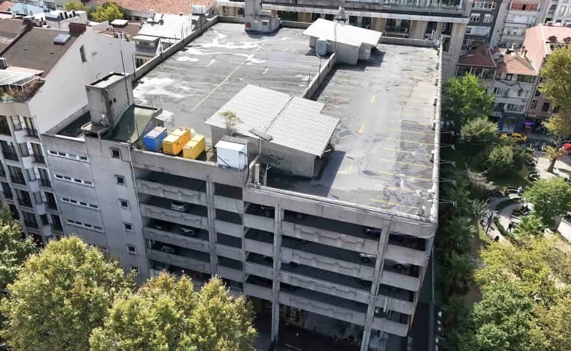 Tera Yatırım Holding’in Nişantaşı’ndaki 6 katlı otopark binasının dış cephesi ve marka afişleri