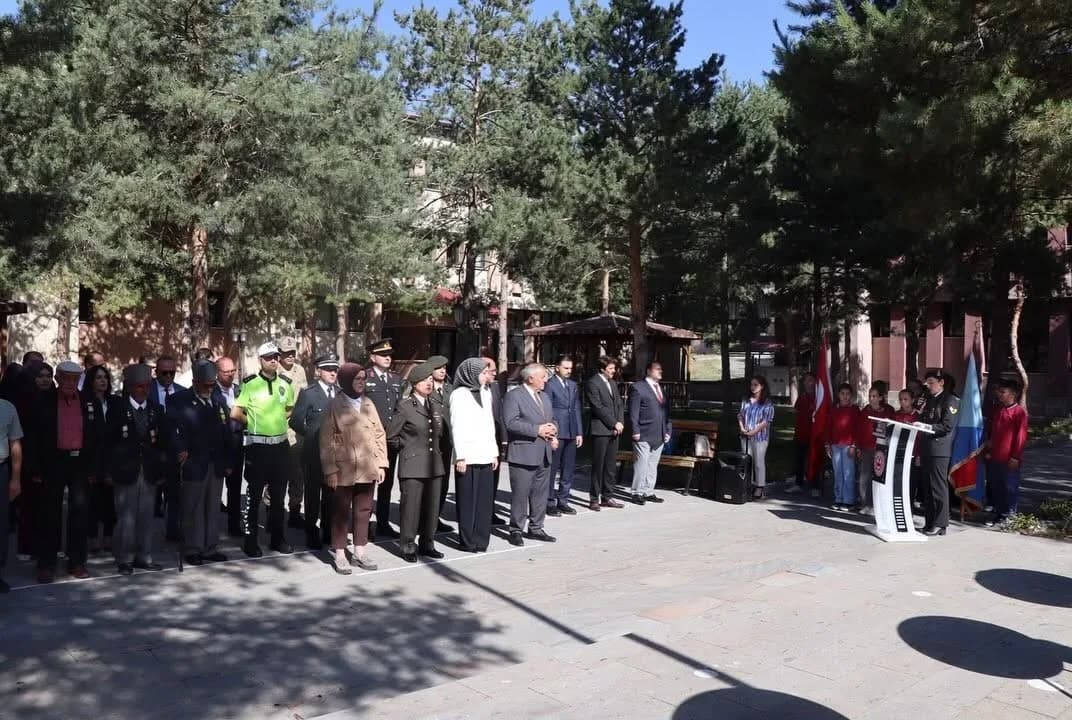 Tercan’da 19 Eylül Gaziler Günü töreninde Atatürk Anıtı’na çelenk sunulması