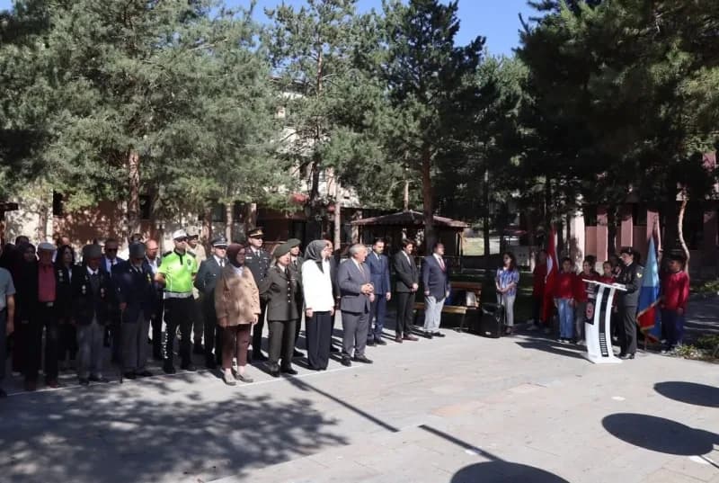 Tercan’da 19 Eylül Gaziler Günü töreninde Atatürk Anıtı’na çelenk sunulması