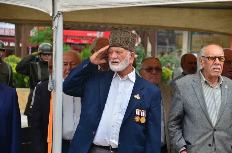 Samsun’un Terme ilçesinde 19 Eylül Gaziler Günü dolayısıyla Cumhuriyet Meydanı’nda tören düzenlendi. (İsmail Can çam/Sam