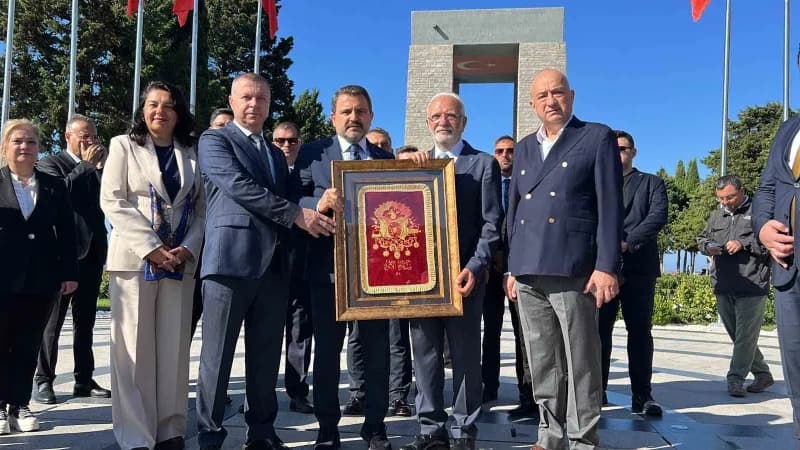 Tarihi Alan Başkanı İsmail Kaşdemir, AK Parti Genel Başkanvekili Mustafa Elitaş'a, 57'nci Piyade Alayı Sancağı hediye et