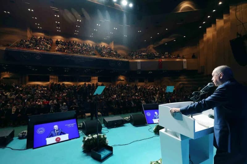Cumhurbaşkanı Erdoğan, İstanbul'da şehit yakınları ve gazilerin kamu kurumlarına yerleştirilmesi kura töreninde konuşuyo