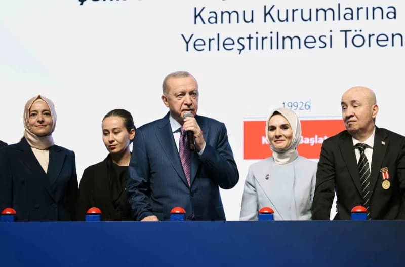 Cumhurbaşkanı Recep Tayyip Erdoğan, İstanbul'da düzenlenen "Şehit Yakınları, Gazi ve Gazi Yakınlarımızın Kamu Kurumların