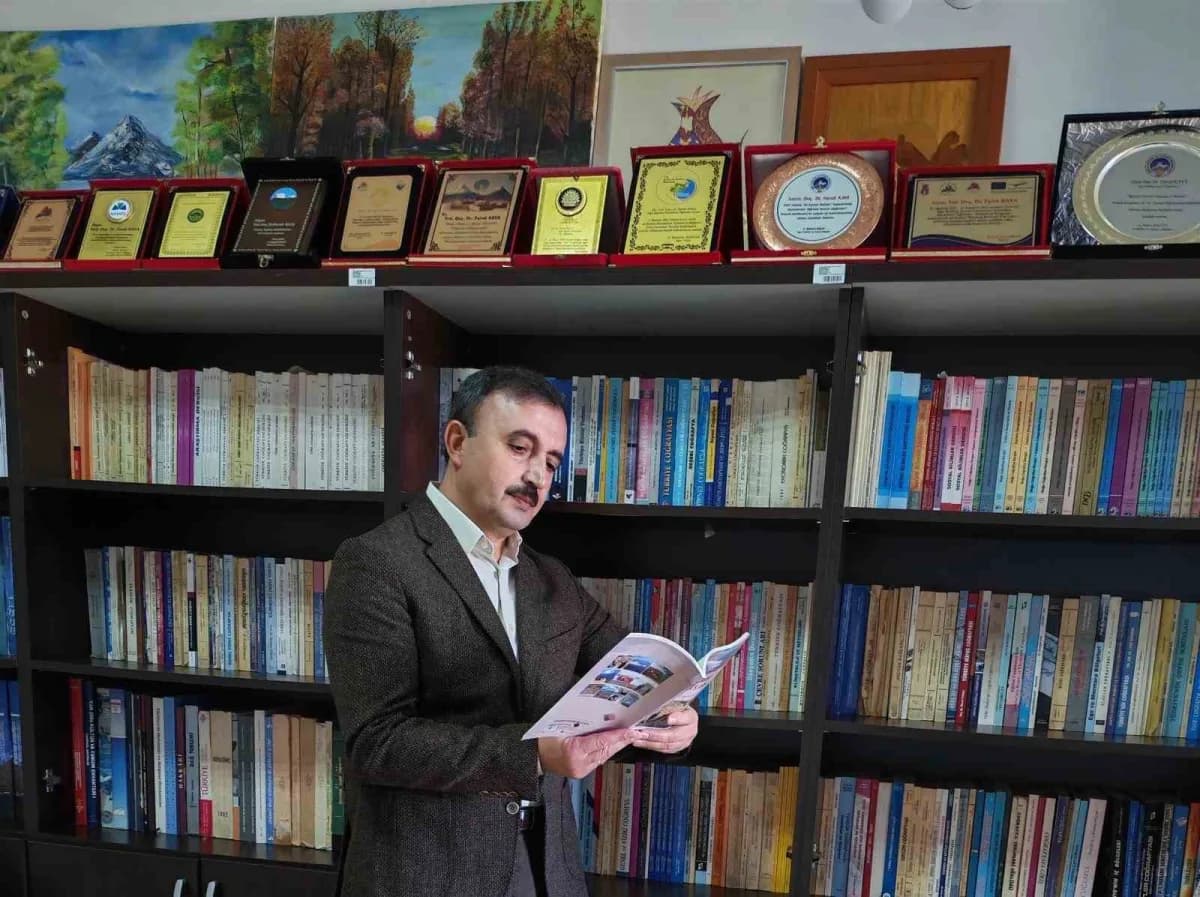 Prof. Dr. Faruk Kaya Ağrı İbrahim Çeçen Üniversitesi’nde Terörsüz Türkiye sürecinin ekonomik etkilerini değerlendiriyor