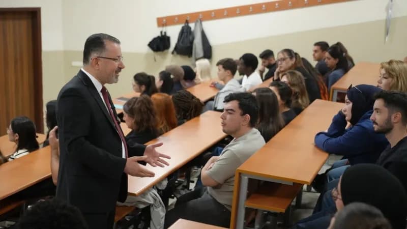 Karabük Üniversitesi Rektörü Prof. Dr. Fatih Kırışık öğrencilerle sınıfta ders verirken
