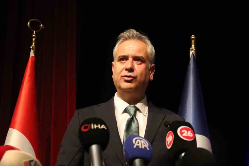AK Parti Genel Başkan Yardımcısı Hasan Basri Yalçın, Anadolu Üniversitesi Yunus Emre Kampüsü’nde konuşma yaparken