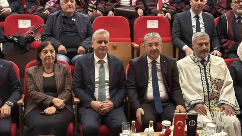 Prof. Dr. Hasan Basri Yalçın, Anadolu Üniversitesi Yunus Emre Kampüsü'nde gerçekleştirilen akademik yıl açılışına katıld