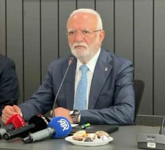 AK Parti Genel Başkanvekili Mustafa Elitaş Çanakkale’de STK toplantısında konuşma yaparken