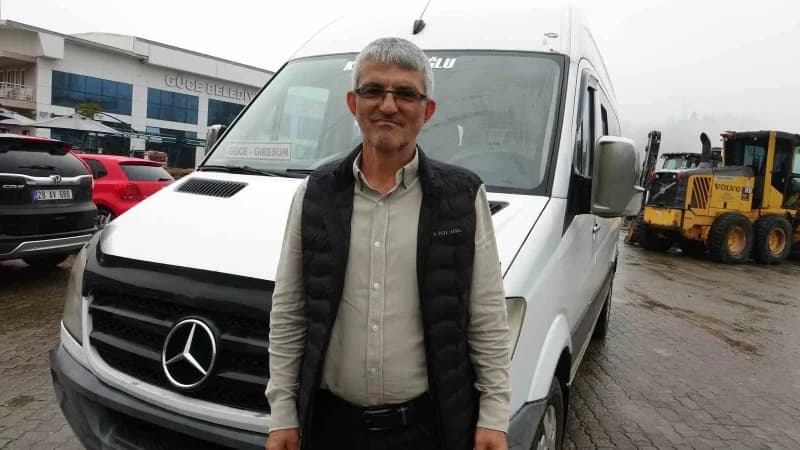 Giresun Güce ilçesinde yaşayan Ömer Kara, kelimeleri ve türküleri tersten söyleme yeteneğiyle dikkat çekiyor