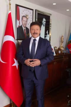 TESK Başkan Adayı Mehmet Yiğiner basın açıklaması yaparken
