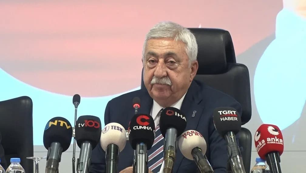TESK Başkanı Bendevi Palandöken genel kurul öncesi basın açıklaması yaparken