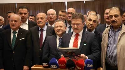 TESK Genel Başkan Adayı Mehmet Yiğiner basın açıklaması yaparken