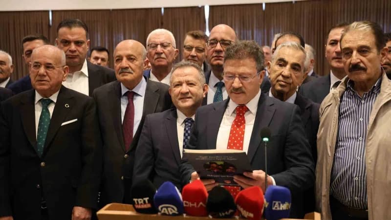 TESK Genel Başkan Adayı Mehmet Yiğiner basın açıklaması yaparken