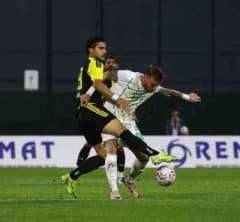 TFF 2. Lig Beyaz Grup maçında Aliağa FK ile Şanlıurfaspor oyuncuları mücadele ediyor