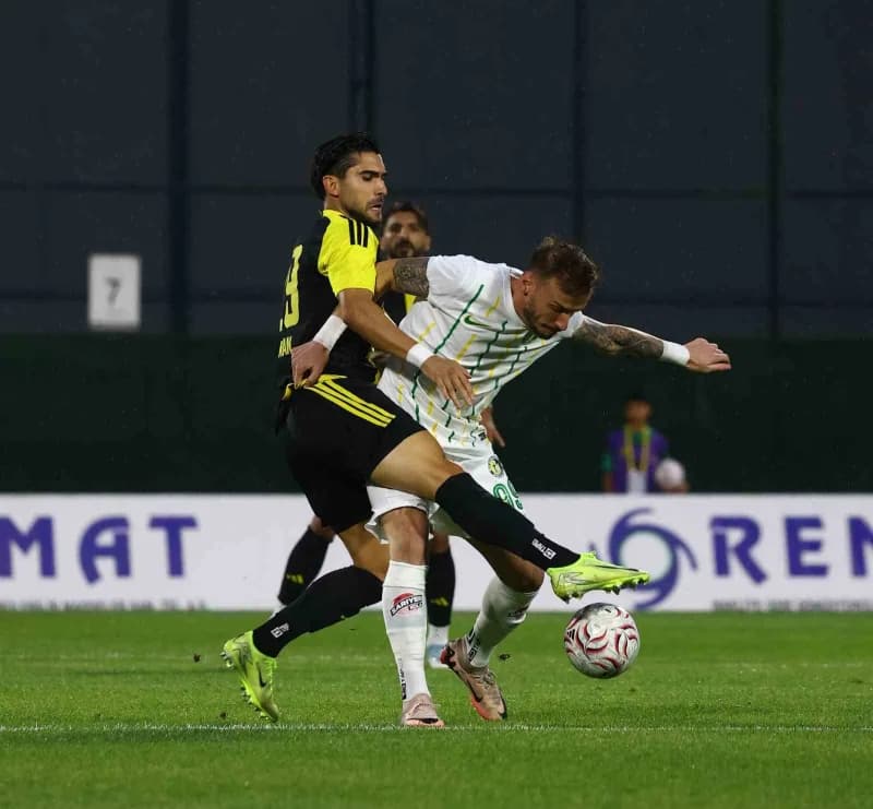 TFF 2. Lig Beyaz Grup maçında Aliağa FK ile Şanlıurfaspor oyuncuları mücadele ediyor