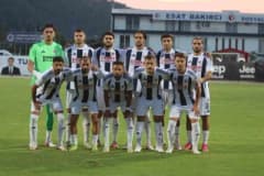 Fethiyespor ve 12 Bingölspor futbolcuları maç sırasında mücadele ediyor