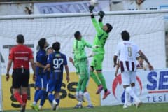 TFF 2. Lig maçında İnegölspor ile Karacabey Belediyespor oyuncuları sahada mücadele ediyor