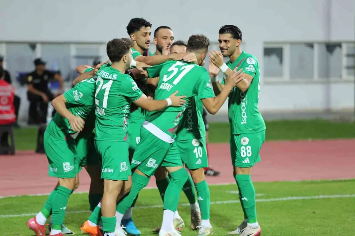 TFF 2. Lig Beyaz Grup'un 3. Haftasında Isbaş Isparta 32 Spor, sahasında Güzide Gebzespor’la 3-3 berabere kaldı.