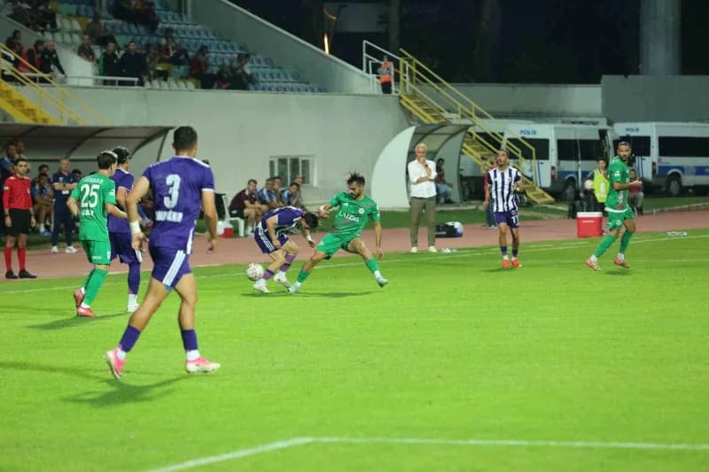 TFF 2. Lig Beyaz Grup'un 3. Haftasında Isbaş Isparta 32 Spor, sahasında Güzide Gebzespor’la 3-3 berabere kaldı.