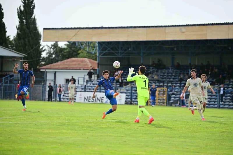 TFF 2’nci lig Kırmızı Grup ’üncü hafta karşılaşmasında Karacabey Belediyespor, sahasında ağırladığı Ankaragücü’ne 4-1 ma