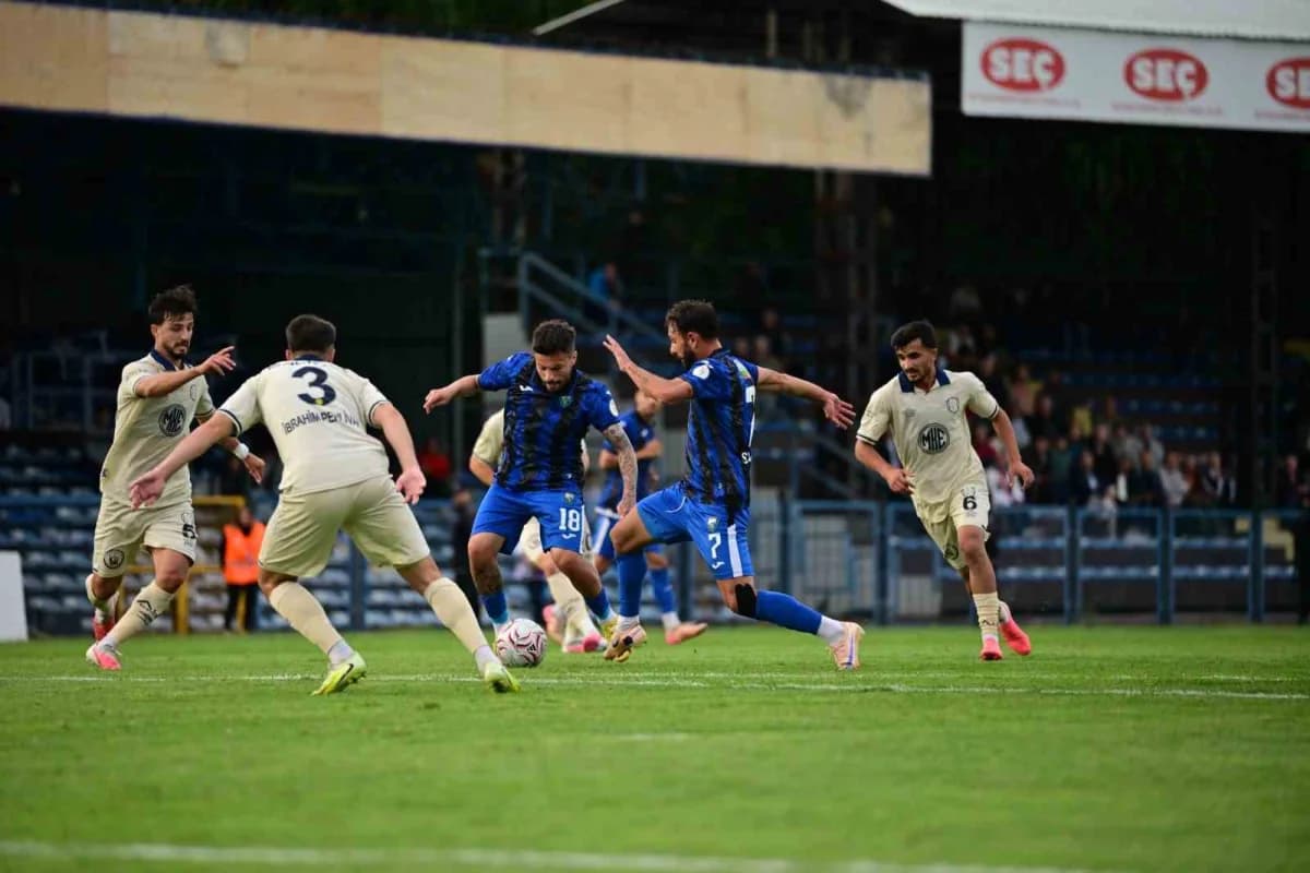 TFF 2’nci lig Kırmızı Grup ’üncü hafta karşılaşmasında Karacabey Belediyespor, sahasında ağırladığı Ankaragücü’ne 4-1 ma