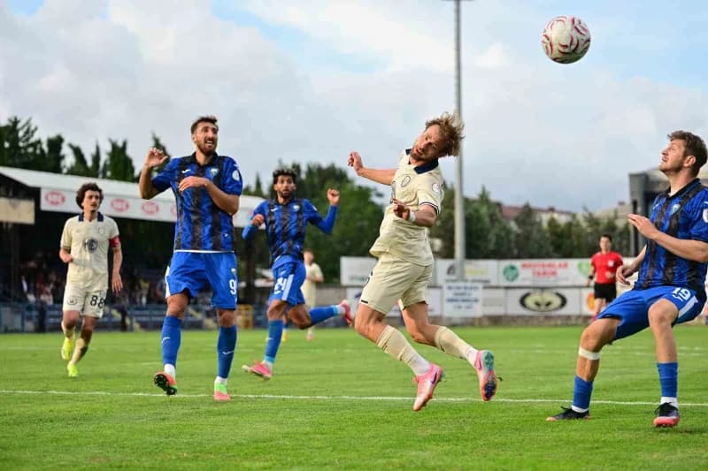 TFF 2’nci lig Kırmızı Grup ’üncü hafta karşılaşmasında Karacabey Belediyespor, sahasında ağırladığı Ankaragücü’ne 4-1 ma