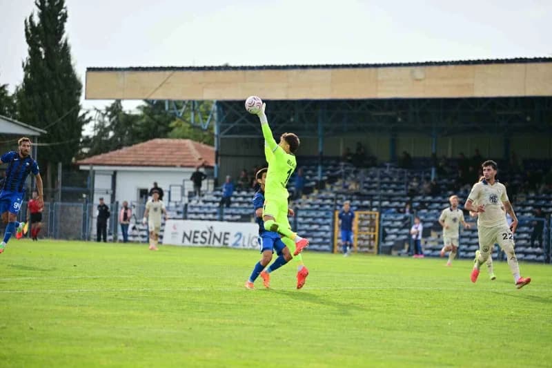 TFF 2’nci lig Kırmızı Grup ’üncü hafta karşılaşmasında Karacabey Belediyespor, sahasında ağırladığı Ankaragücü’ne 4-1 ma