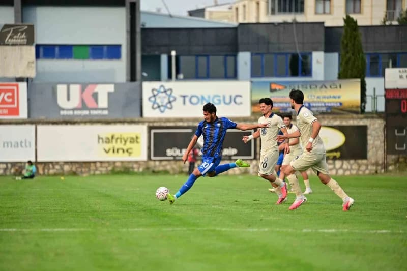 TFF 2’nci lig Kırmızı Grup ’üncü hafta karşılaşmasında Karacabey Belediyespor, sahasında ağırladığı Ankaragücü’ne 4-1 ma