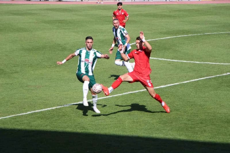TFF 3. Lig 1. Grup maçında Amasyaspor FK ve Bulvarspor futbolcuları sahada mücadele ediyor