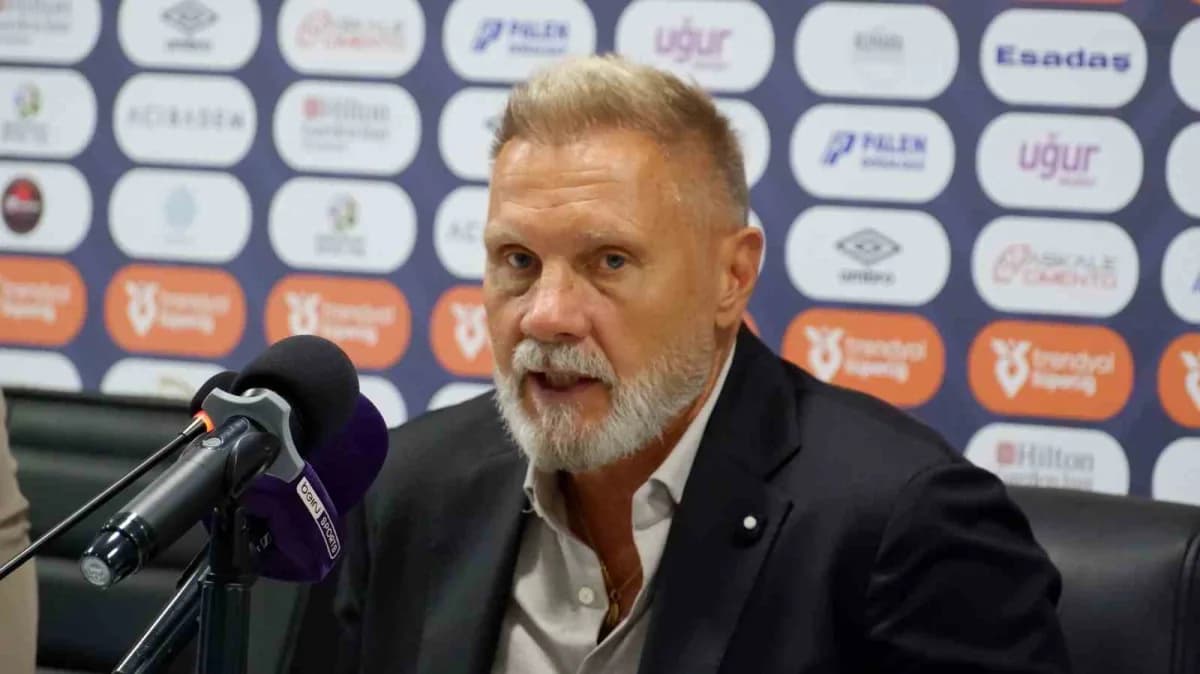 Samsunspor Teknik Direktörü Thorsten Fink basın toplantısında açıklama yapıyor