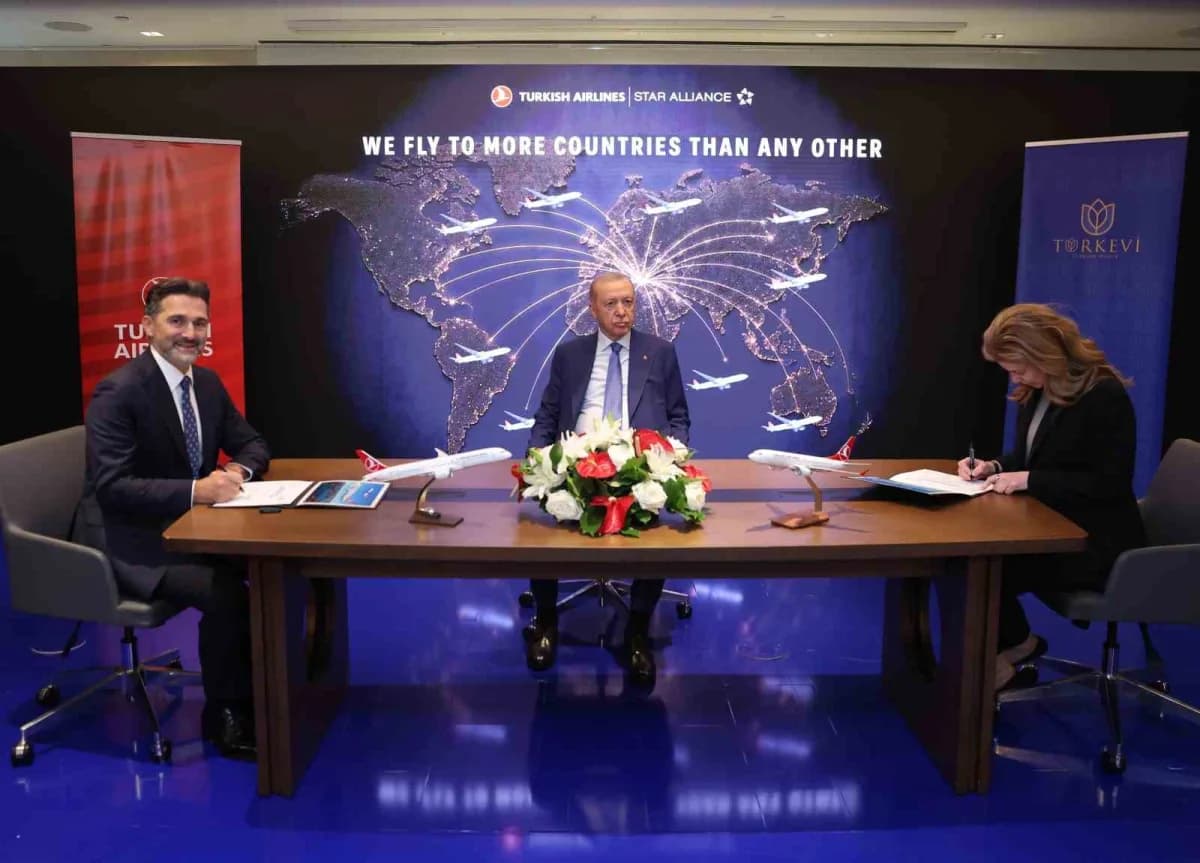 Türk Hava Yolları Boeing 737 MAX uçağı pistte park halinde