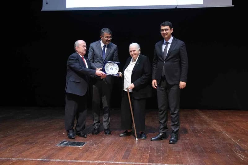 Programın sonunda Bakan Yardımcısı Çelik ve Vali Kartal tarafından Timsal Karabekir'e plaket ve çiçek takdim edildi.