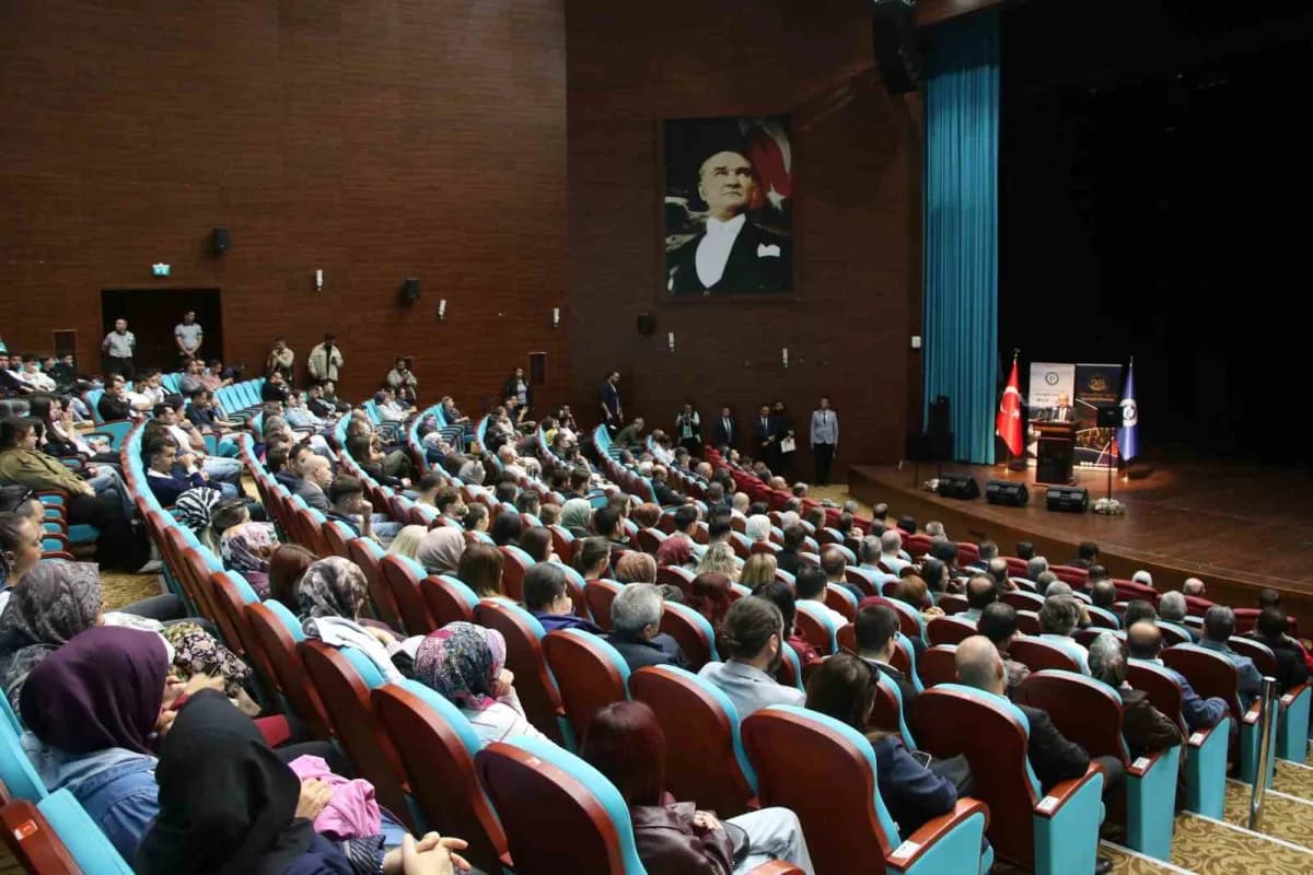 Uşak Valiliği ve Uşak Üniversitesi iş birliğince düzenlenen Kampüsten Şehre Gençlik Buluşması etkinlikleri kapsamında ‘T