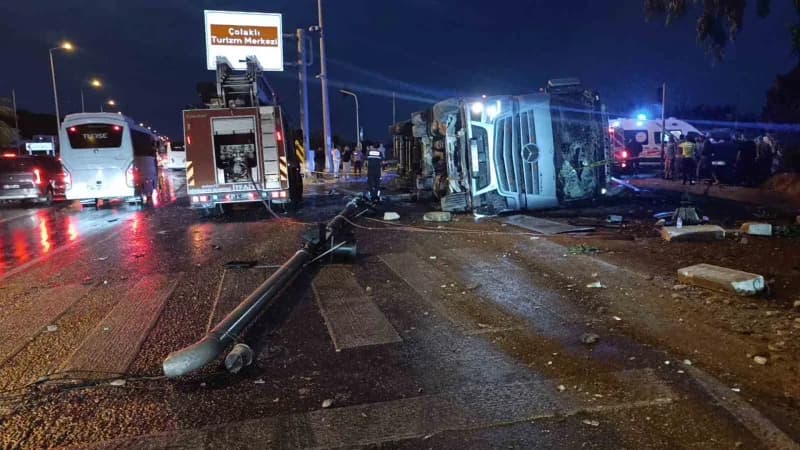 Antalya’nın Manavgat ilçesinde dün akşam tırın devrilmesi sonucu altında dorsenin altında kalarak hayatını kaybeden 2 ka