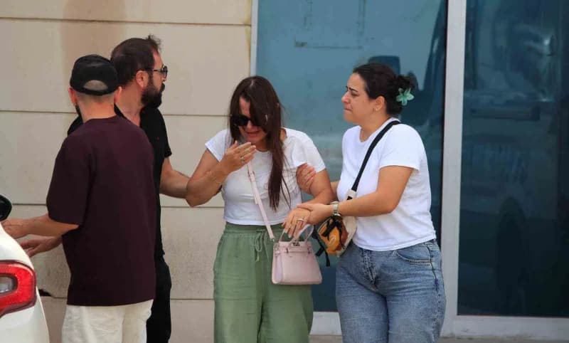 Antalya’nın Manavgat ilçesinde dün akşam tırın devrilmesi sonucu altında dorsenin altında kalarak hayatını kaybeden 2 ka