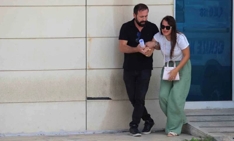 Antalya Manavgat'ta tır kazasında hayatını kaybeden genç kadının cenazesi teslim alınırken ablası gözyaşlarına hakim ola