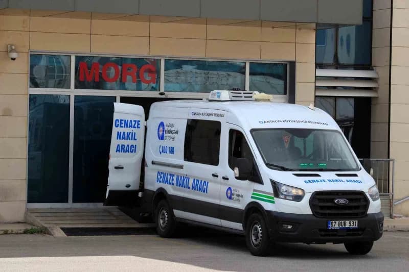 Antalya’nın Manavgat ilçesinde dün akşam tırın devrilmesi sonucu altında dorsenin altında kalarak hayatını kaybeden 2 ka