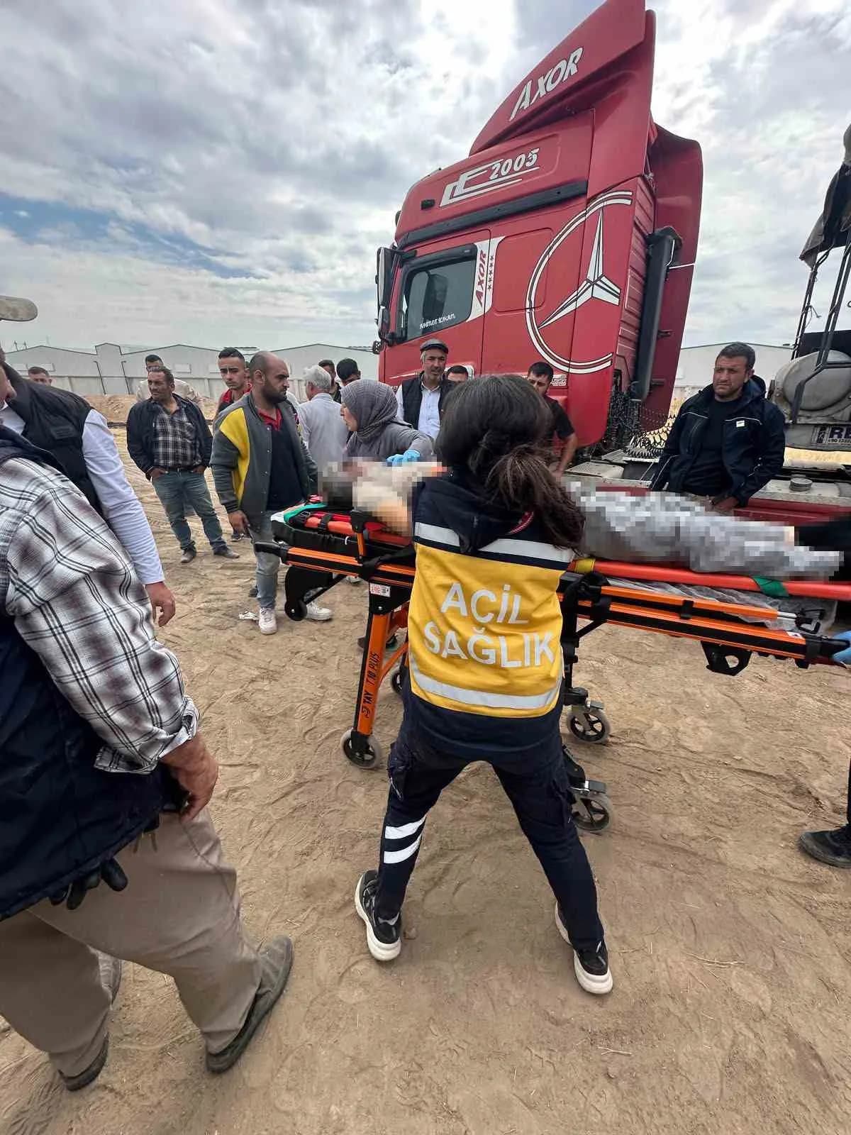 Emirdağ ilçesinde uzun süre park halinde duran tırın 56 yaşındaki sürücüsü, aracının kabinindeki yatak kısmında ölü bulu