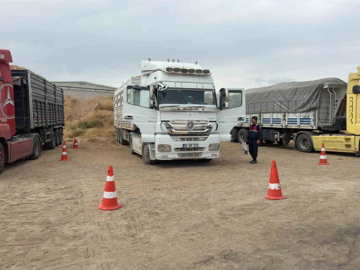 Afyonkarahisar Emirdağ Organize Sanayi Bölgesi'nde park halinde duran tır ve olay yeri