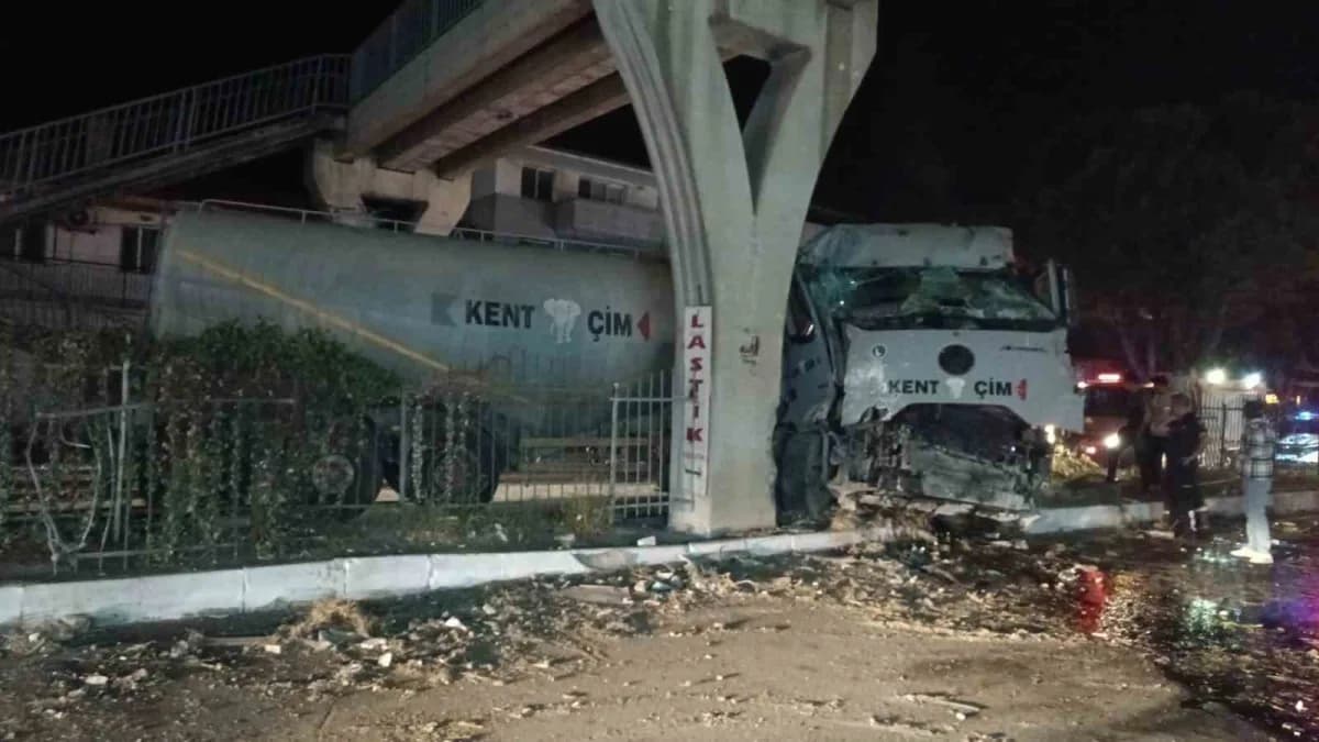 Aydın Söke'de tırın üst geçidin beton ayağına çarptığı kaza sonrası olay yeri