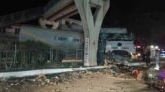 Aydın Söke'de tırın üst geçidin beton ayağına çarptığı kaza sonrası olay yeri