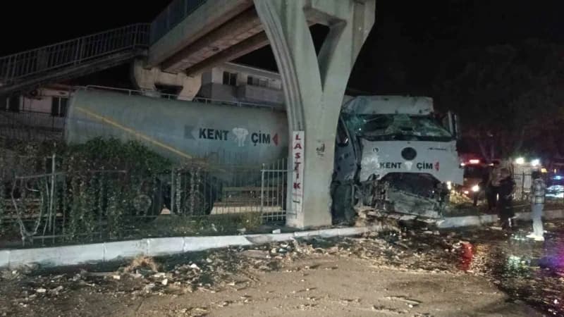 Aydın Söke'de tırın üst geçidin beton ayağına çarptığı kaza sonrası olay yeri