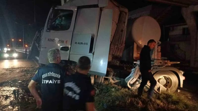 Aydın’ın Söke ilçesinde tır üst geçidin beton ayağına çarparken, kazada tır sürücüsü yaralandı