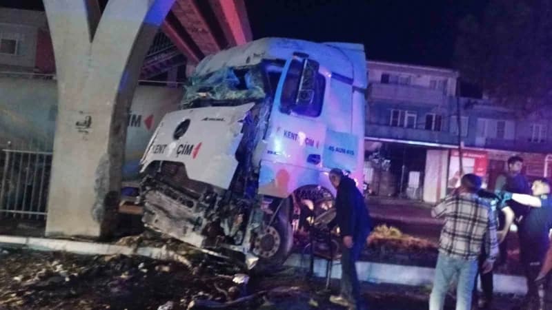 Aydın’ın Söke ilçesinde tır üst geçidin beton ayağına çarparken, kazada tır sürücüsü yaralandı