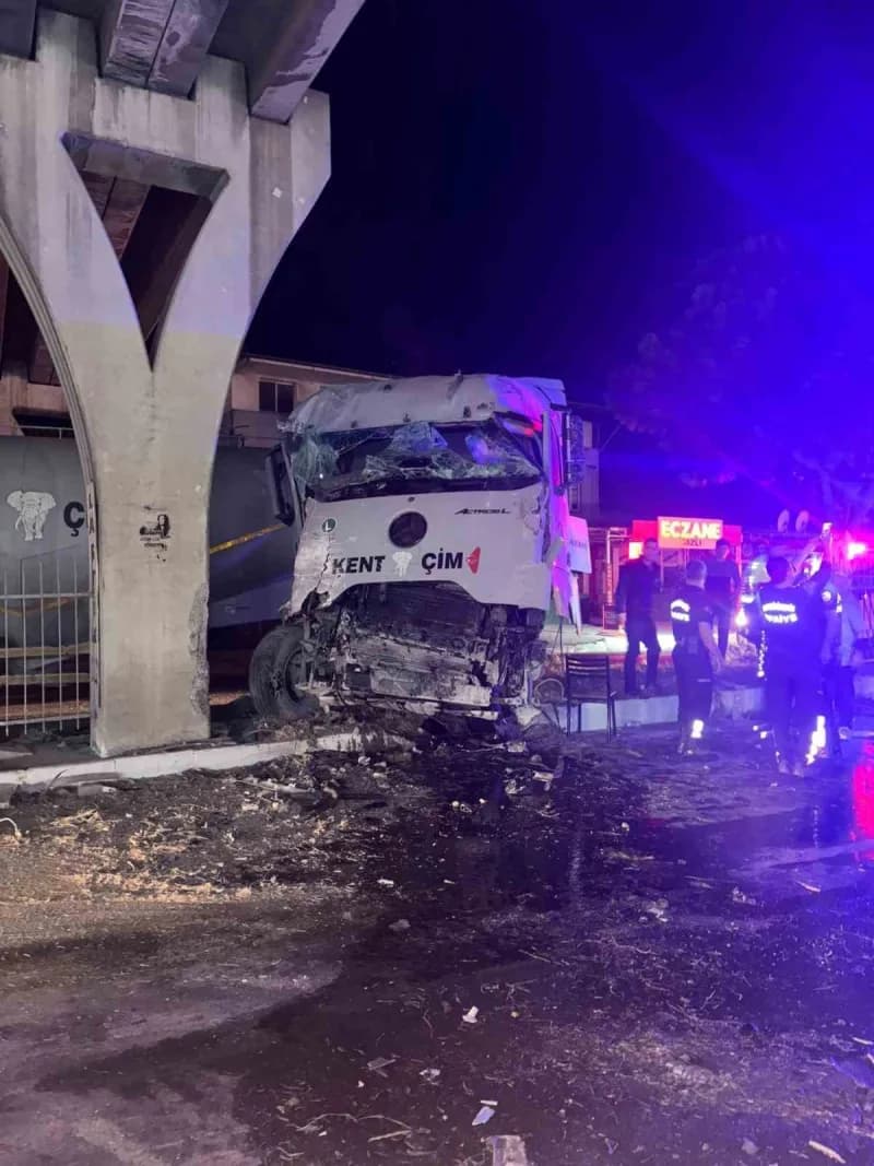 Aydın’ın Söke ilçesinde tır üst geçidin beton ayağına çarparken, kazada tır sürücüsü yaralandı